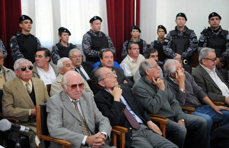 BAS09\u002E BUENOS AIRES (ARGENTINA), 17/02/2014\u002E- La Justicia argentina sentó hoy, lunes 17 de febrero de 2014, por primera vez en el banquillo de los acusados a magistrados que ejercieron durante la última dictadura (1976-1983) por complicidad en crímenes de lesa humanidad cometidos en la provincia argentina de Mendoza (oeste)\u002E En el proceso que dio comienzo hoy, el Tribunal Oral en lo Criminal Federal N° 1 de Mendoza (unos 1\u002E000 kilómetros al oeste de Buenos Aires) juzgará a 40 imputados, entre ellos cinco exjueces federales acusados de participar del entramado del terrorismo de Estado y ser cómplices de torturas y desapariciones\u002E EFE/TELAM/Alfredo Ponce mendoza  juicio por crimenes de lesa humanidad en la provincia de mendoza crimenes durante la dictadura militar juicios dictadura militar