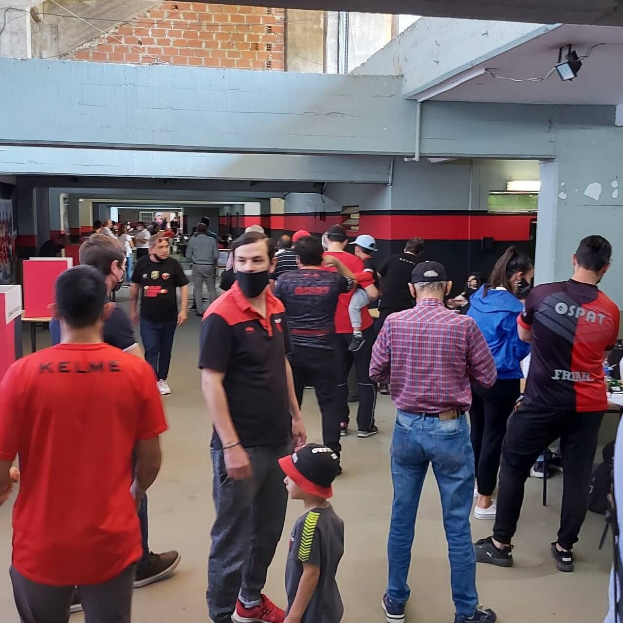 Los socios fueron a votar desde temprano al Cementerio de los Elefantes.