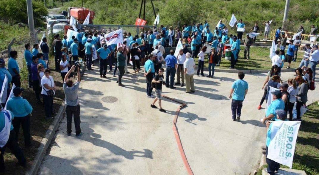 CARLOS PAZ. Empleados de la Coopi toman la planta de cloacas, en medio del conflicto (Gentileza Adriana Fossa)