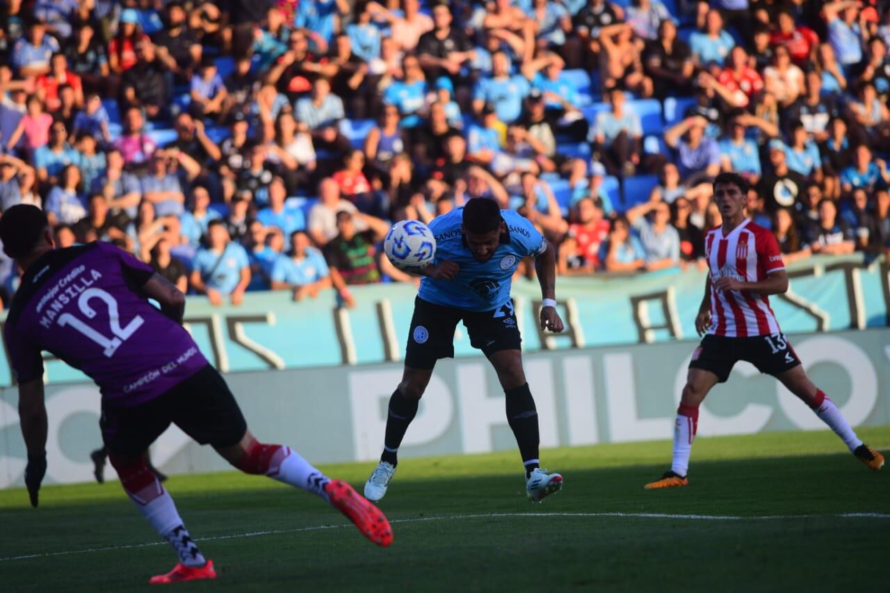 Jara marca su tanto 13° en el torneo de cabeza. (Javier Ferreyra / La Voz)