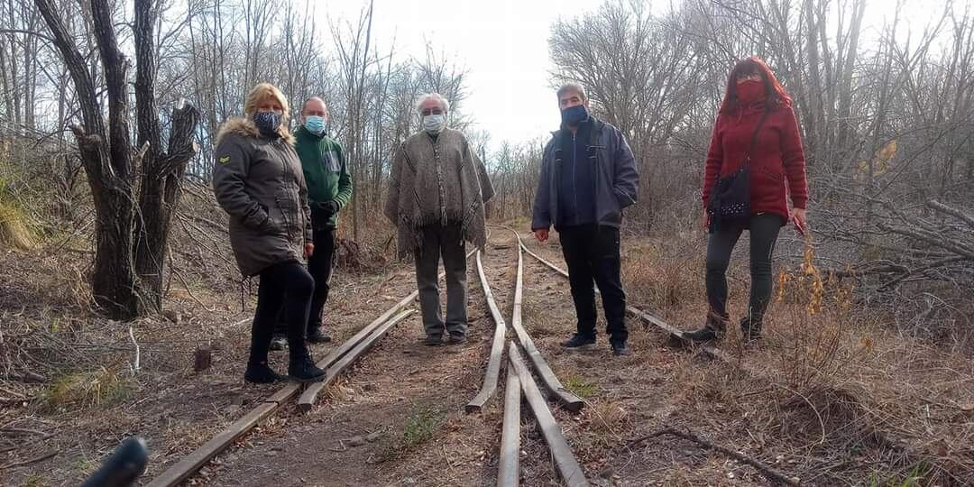 Caminata de vecinos e integrantes de del Centro de Jubilados "Jóvenes por Siempre" en Molinari, a 129 años de la inauguración del ramal A1.