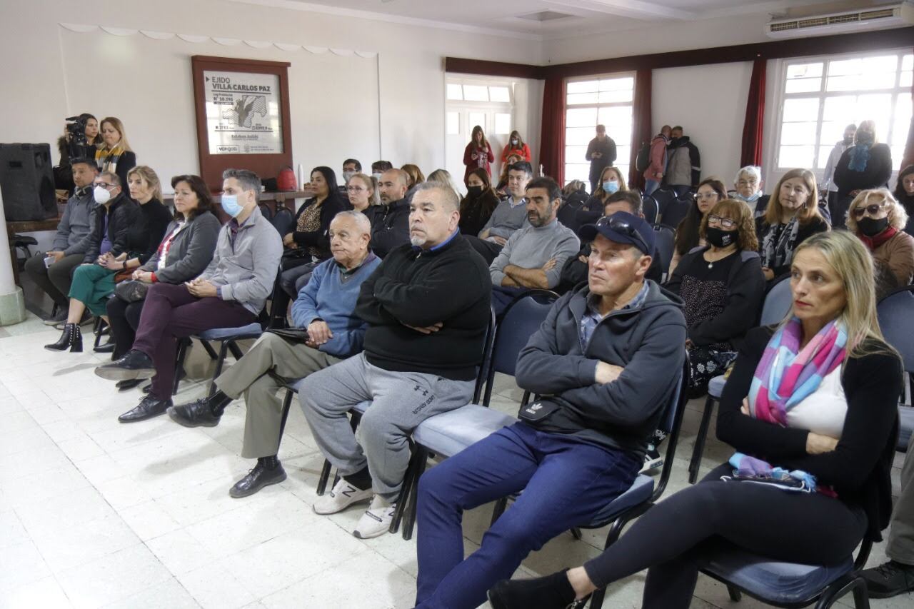 Vecinos en la presentación del programa