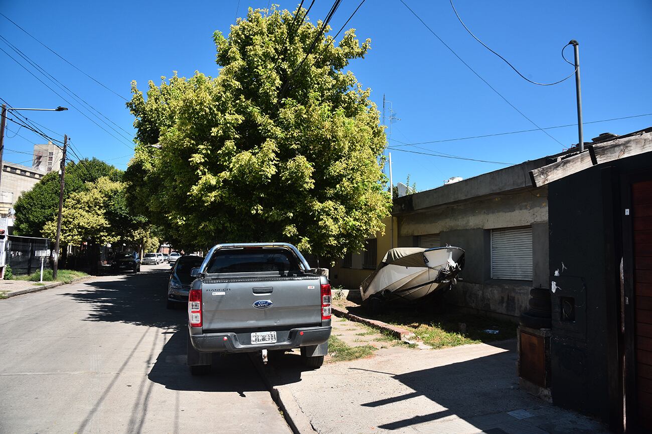 En el  marco de un grave episodio de inseguridad en Córdoba, un jubilado de 78 años mató de al menos un balazo a un ladrón al que enfrentó en el marco de un asalto callejero en barrio Residencial Vélez Sársfield, en la zona sur de la ciudad de Córdoba. El delincuente había robado una camioneta a una mujer y, en esas circunstancias, apareció el vecino con un arma de su propiedad Foto: (Pedro Castillo / La Voz)