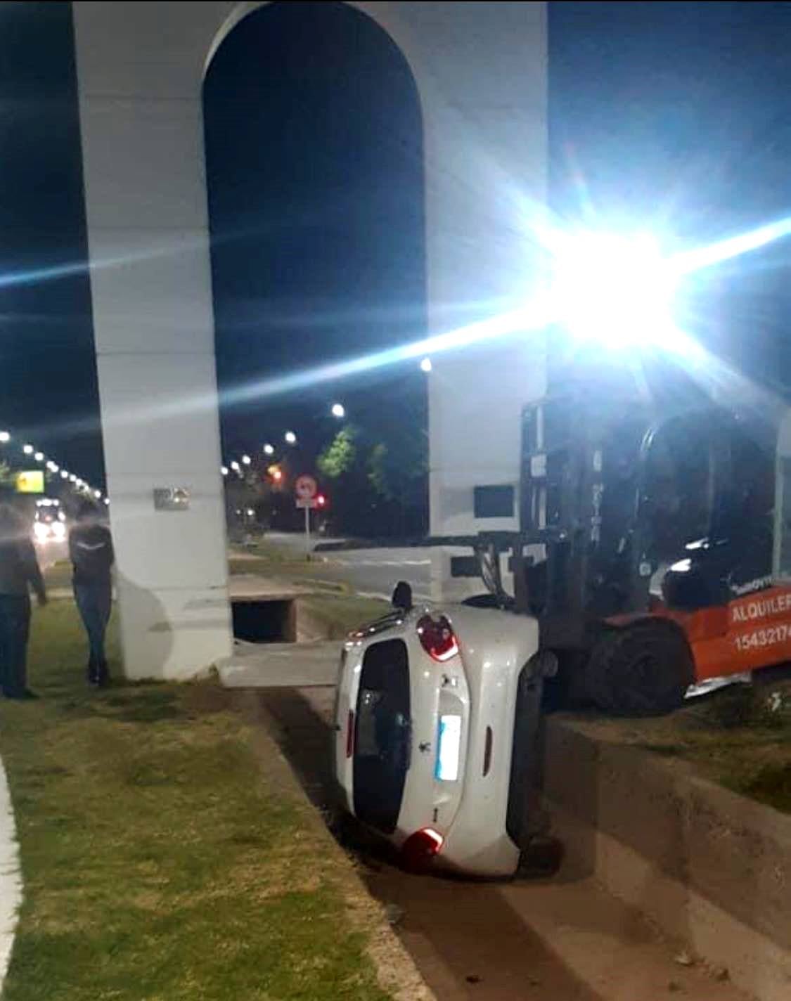 El Peugeot 208 terminó dentro del canal en avenida Libertador Norte de Alvear. 