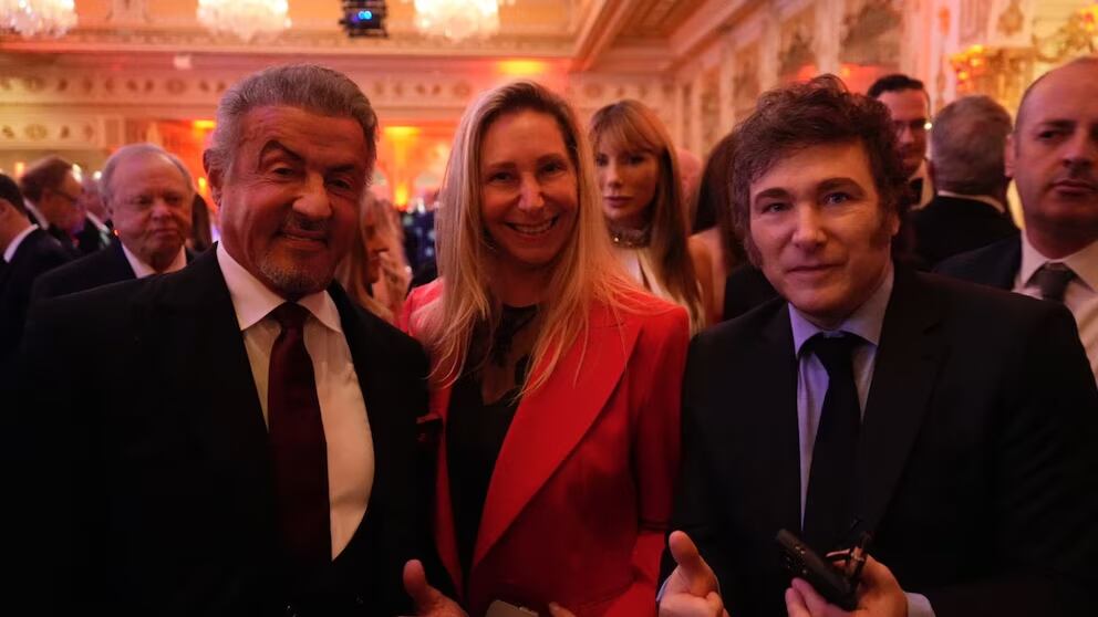 Javier Milei junto a Sylvester Stallone y su hermkana Karina Milei.