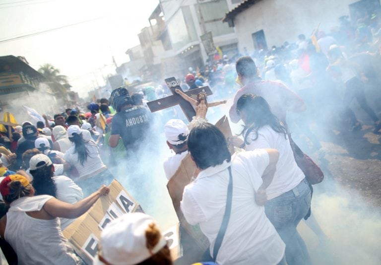 Manifestación en el puente fronterizo entre Venezuela y Colombia en reclamo por el ingreso de ayuda humanitaria (REUTERS)