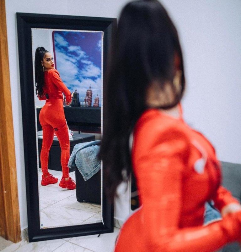 El look "total red" de Natti Natasha (Instagram)