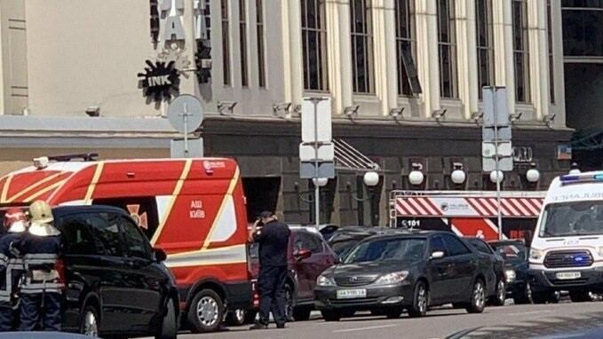 Un hombre se atrinchera en un banco de Kiev (Twitter)