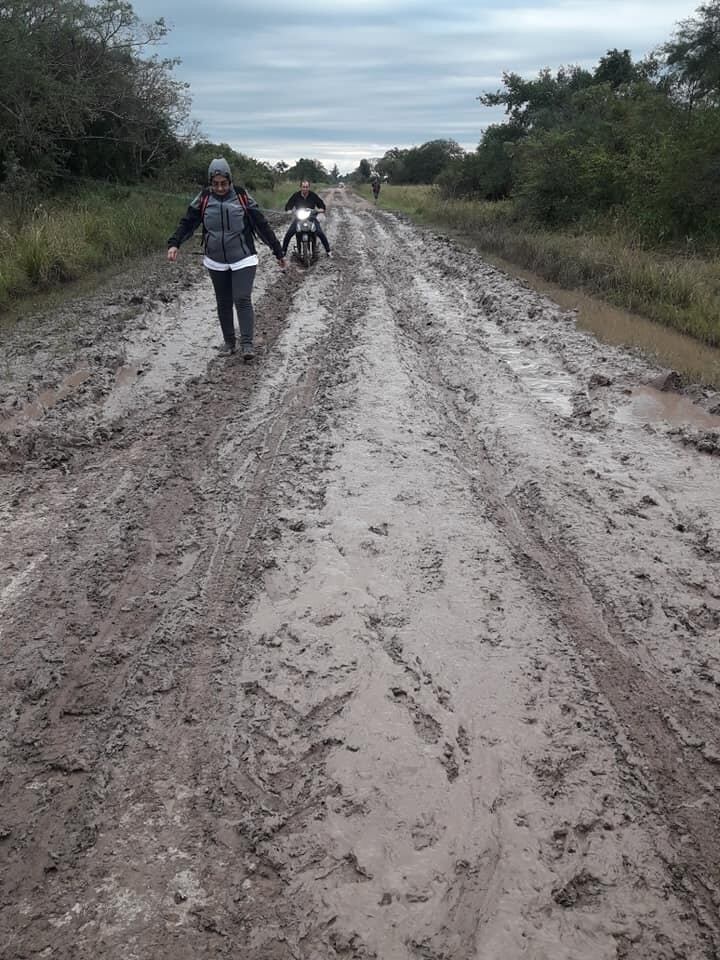 Los docentes llegan a pie a la escuela.