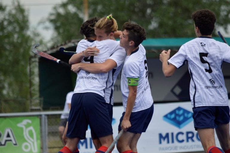 Los seleccionados cordobeses de hockey sub 16 en semifinales del Argentino.