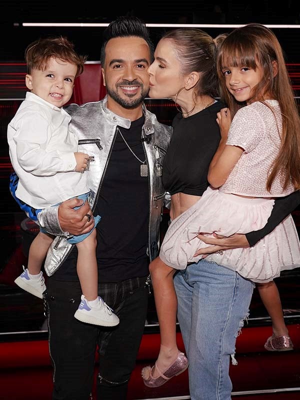 Águeda López y Luis Fonsi junto a sus hijas.