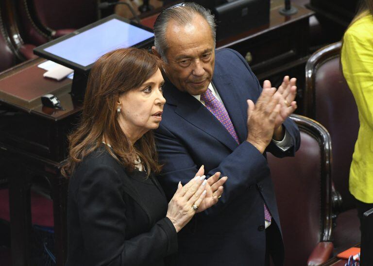 La ex presidenta argentina Cristina Fernández de Kirchner conversa con el senador electo por la provincia de San Luis, Adolfo Rodríguez Saá,  el 29/11/2017 durante la ceremonia de jura de senadores en el Congreso de Argentina en Buenos Aires. Kirchner fue electa senadora por la agrupación opositora Unidad Ciudadana en representación de la provincia de Buenos Aires, el principal distrito electoral del país. foto: Osvaldo Fanton/telam/dpa ciudad de buenos aires cristina fernandez de kirchner adolfo rodriguez saa ceremonia de jura asuncion nuevos senadores camara de senadores