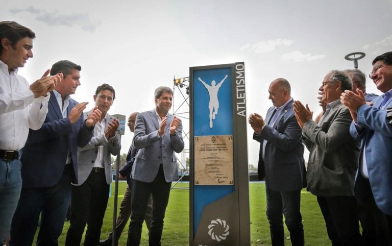 Inauguración de la primera pista de atletismo (piso sintético) en San Juan.