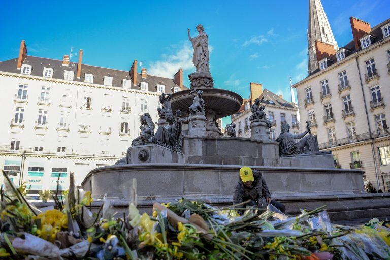 La Plaza Royale, en el centro de Nantes, colmada de flores y muestras de apoyos de los hinchas frances para Emiliano Sala (AFP).