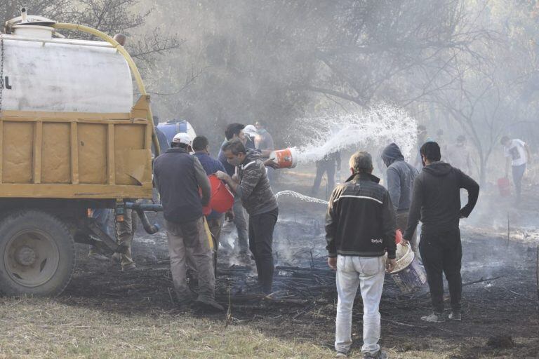 El fuego debió ser contenido dentro de uno de los lotes del barrio.