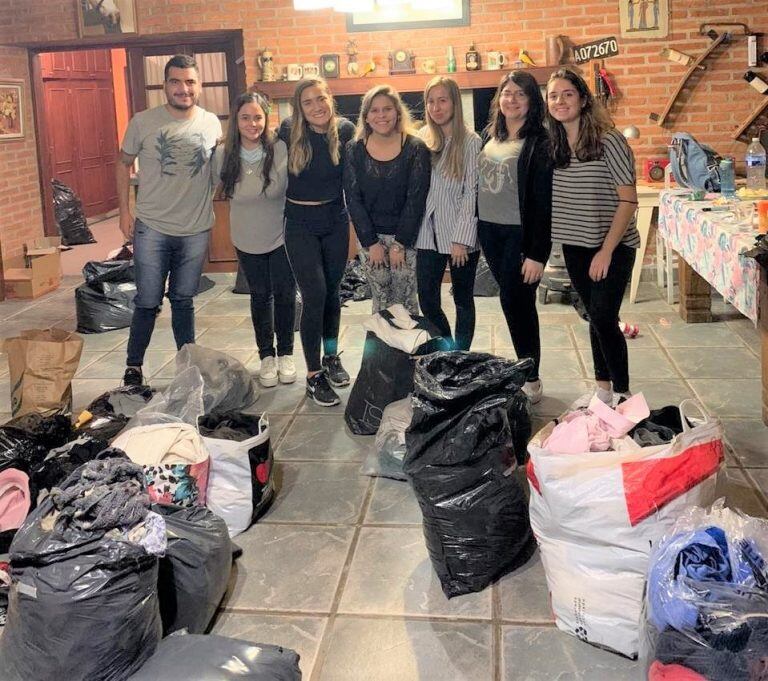 Parte del equipo, trabajando en la clasificación de las prendas de vestir recolectadas en donaciones.