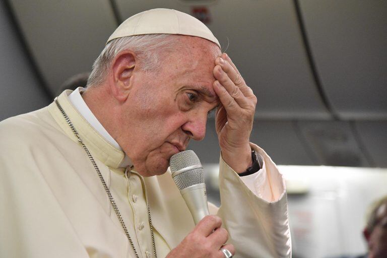 EPA2308 PERÚ, 22/01/2018.- El papa Francisco hace una declaración a los periodistas a bordo del avión durante el vuelo de regreso a Italia tras su visita apostólica a Sudamérica, hoy, 22 de enero de 2018. El pontífice visito Chile y Perú del 15 al 22 de enero. EFE/ Luca Zennaro / Pool