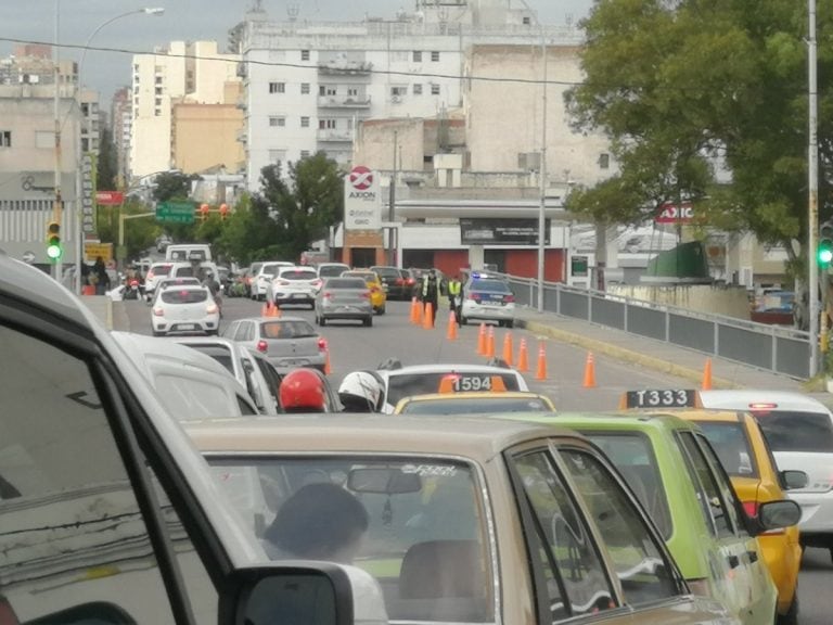 Los controles en los puentes de acceso a la ciudad por parte de la Policía generan polémica.