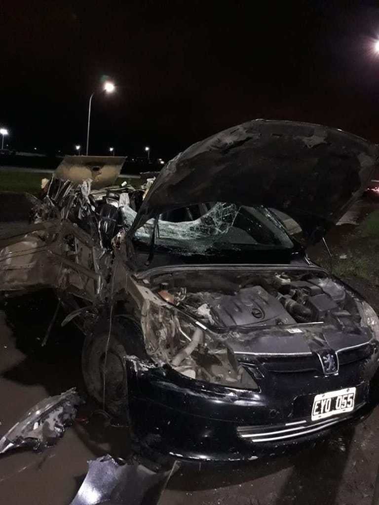 El Peugeot quedó destruido tras chocar con la parte trasera de un camión sobre la autopista Rosario-Santa Fe a la altura de San Lorenzo.  (Info Más)