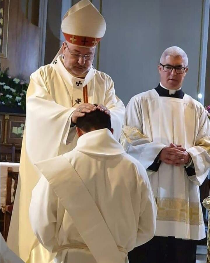 Fabián Tula junto al Arzobispo de la Arquidiócesis de Bahía Blanca, Fray Carlos Azpiroz Costa