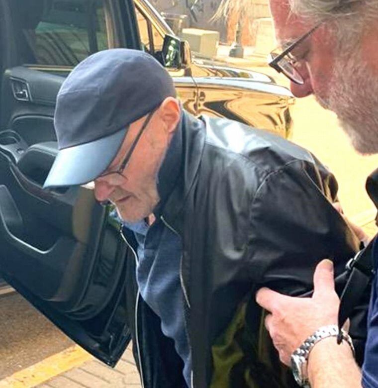 Phil Collins causó preocupación al caerse en un show y terminar en sillas de ruedas