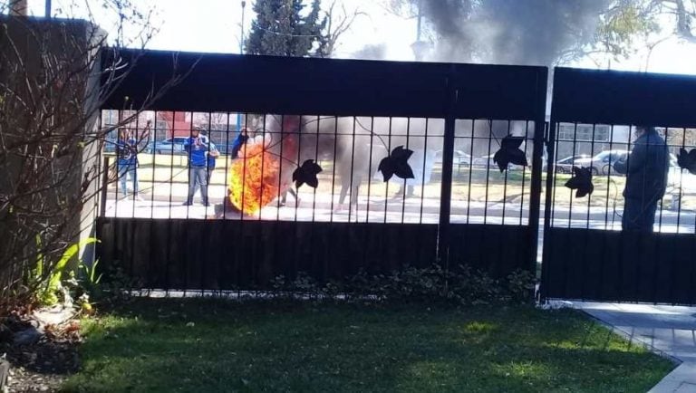 Los manifestantes de ODEL fueron hasta la casa de Saigg donde la amenazaron y prendieron fuego cubiertas.