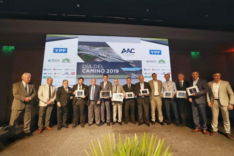 El premio nacional a las dos obras viales de Córdoba fue recibido por Ricardo Sosa y Manuel Calvo.