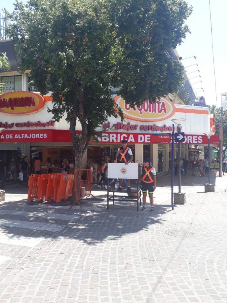 Policías apostados sobre tarimas en altura.