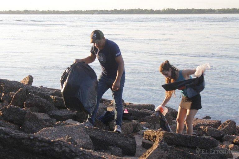 Jóvenes limpian la costanera