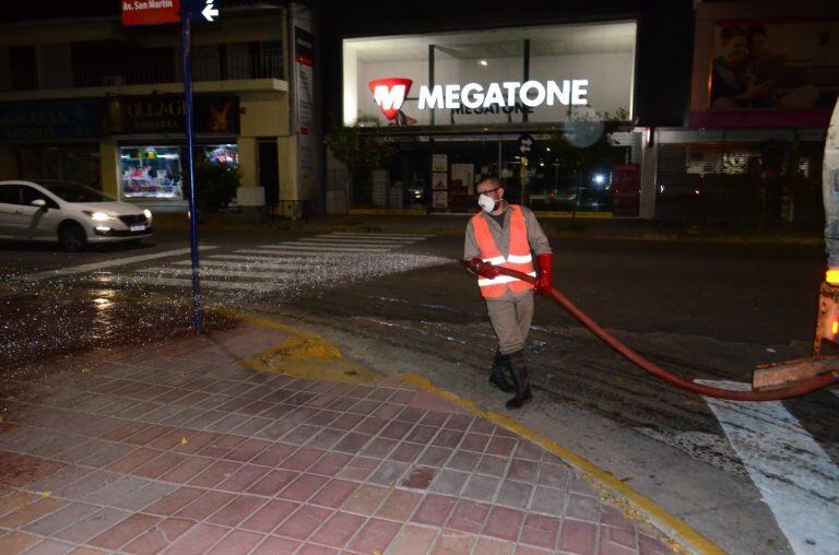 Continúan desinfectando las calles de Carlos Paz