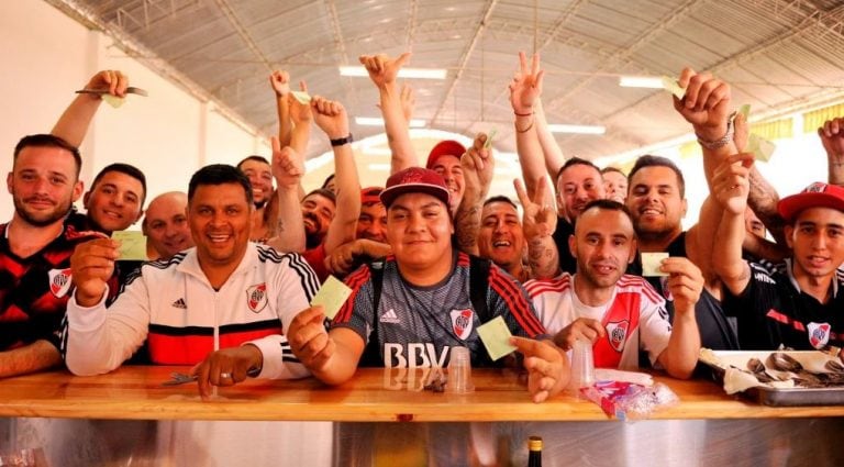 Hinchas de River que viajaron en micro a Perú (Foto: Maxi Failla)