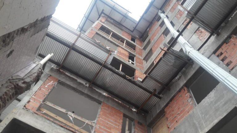 Un obrero cayó en una obra en construcción