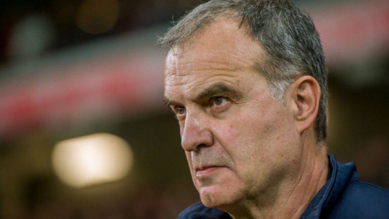 Marcelo Bielsa les hizo recolectar basura a sus jugadores en Inglaterra. (Archivo)