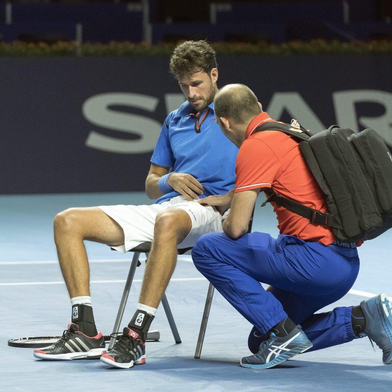 GK0079 BASILEA (SUIZA), 26/10/2016.- El tenista holandés Robin Haase (i) recibe asistencia médica durante su partido contra el argentino Juan Martín del Potro en la primera ronda del torneo de Basilea disputado en el St. Jakobshalle en Basilea, Suiza, hoy