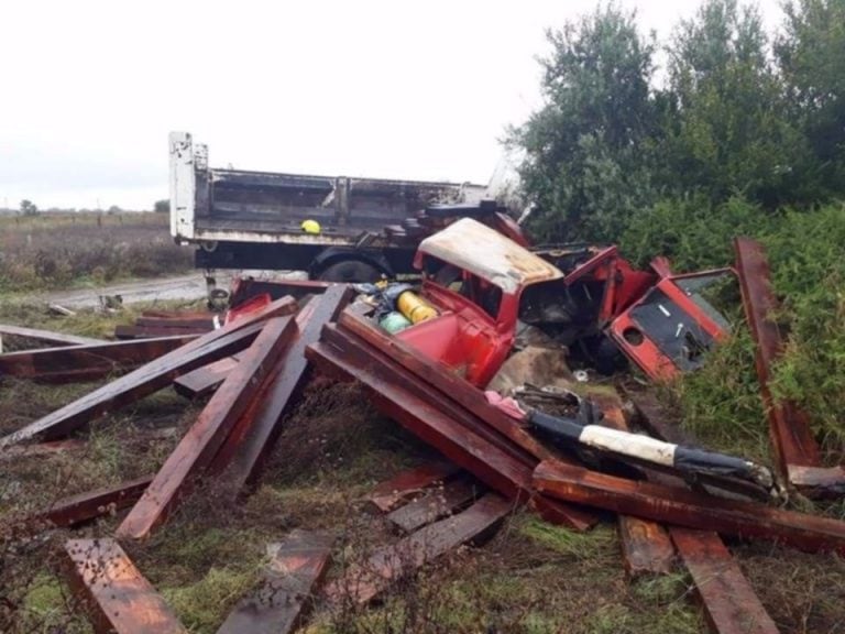 Un camión chocó a una camioneta y falleció una persona.