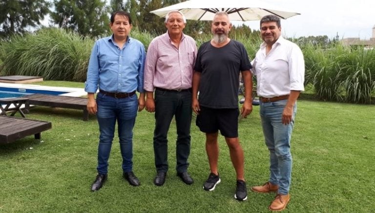 El intendente Ficoseco y colaboradores, junto al productor Adrián Bergamo, de la TV Pública.