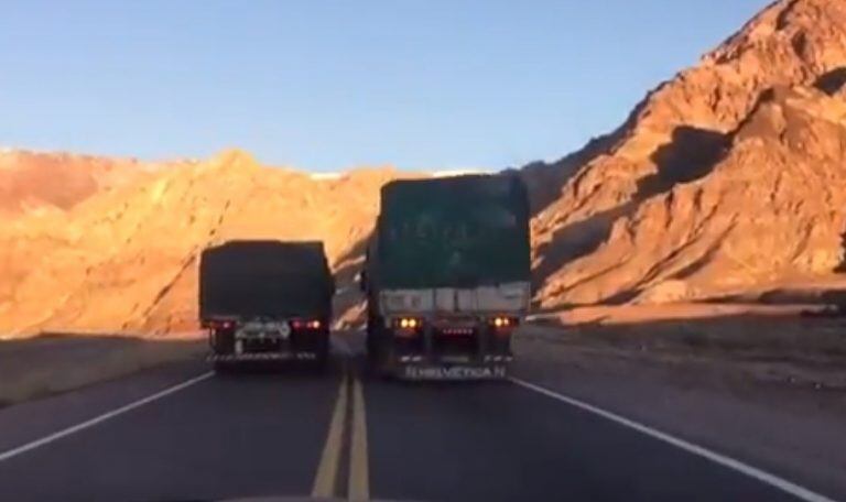 En Alta Montaña los conductores no respetan la doble línea amarilla, que prohíbe el sobrepaso de vehículos.