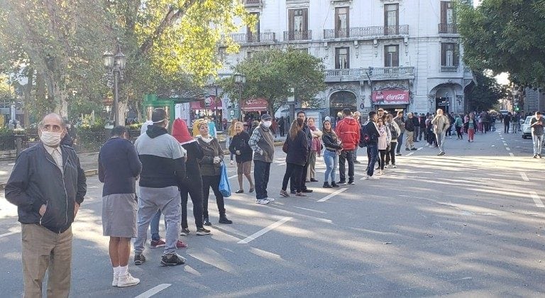 Largas colas de personas en la puerta de los bancos para cobrar jubilaciones y asignaciones.