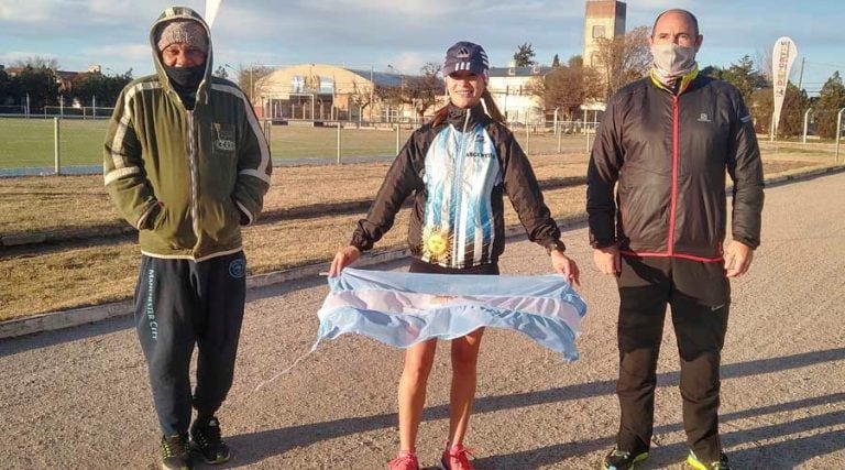 En la mañana de este sábado, antes de la largada, posando con su equipo (Vía Santa Rosa)