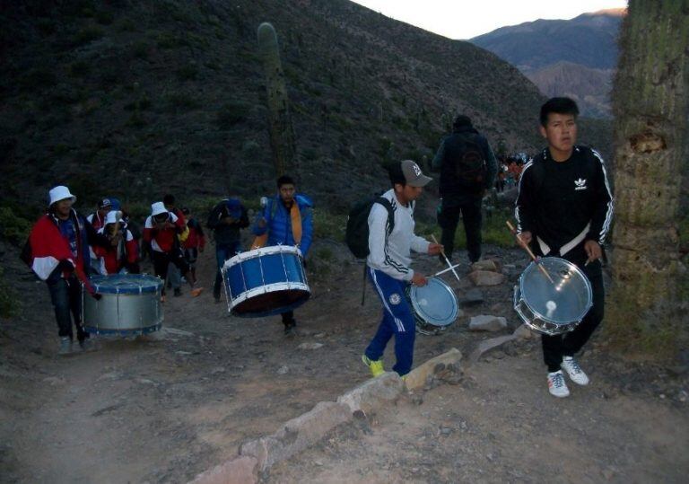 La sonoridad de los redoblantes y los sikus rompe el silencio entre los cerros mientras anima a los caminantes.