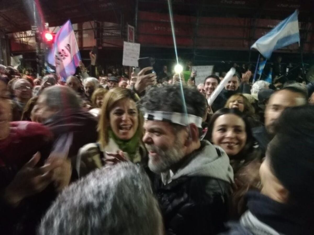 "¡Queremos flan!", el grito que acompañó a Alfredo Casero en la marcha frente al Congreso