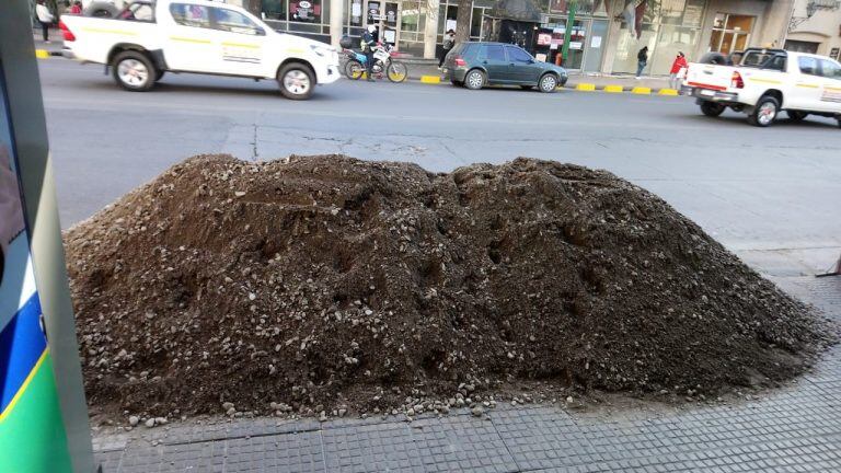 Montículo de tierra en pleno centro salteño (Foto de Vanesa Muruaga)