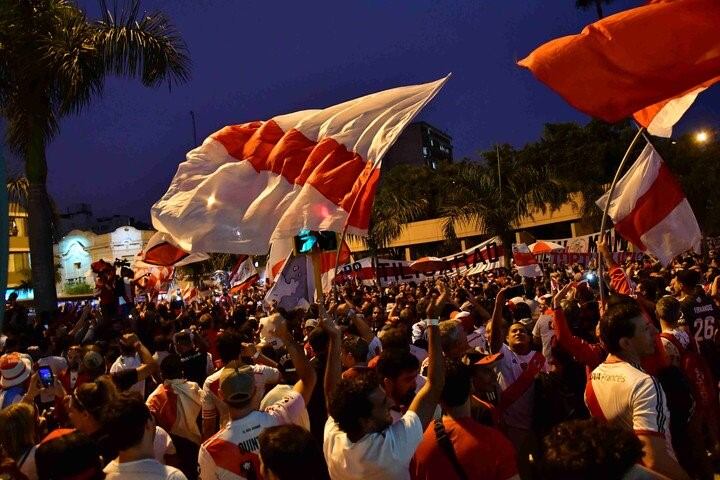 Hinchada de River en Perú.