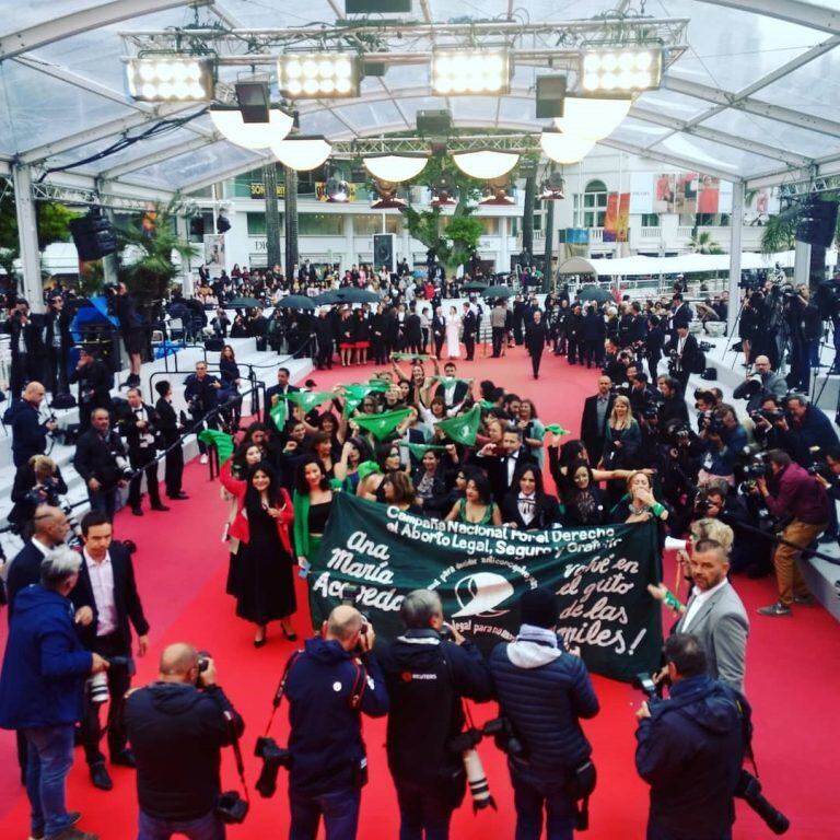 Los pañuelos verdes tomaron la alfombra roja de Cannes antes de la proyección de "Que sea ley"