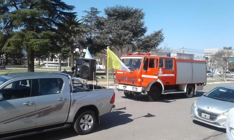 El cura de Sampacho bendijo con camiones regadores al pueblo. (FM Identidad de Sampacho)