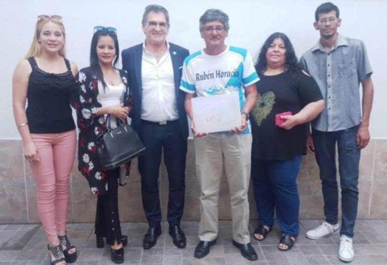 El secretario de Derechos Humanos, Claudio Avruj junto a la familia del soldado Rubén.