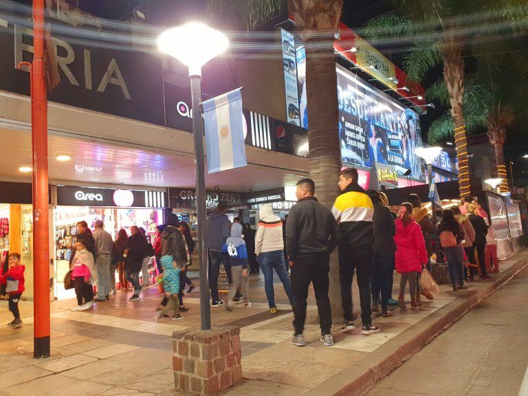 Familias paseando por la peatonal.