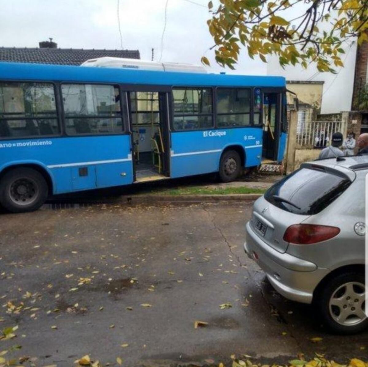 Colectivera se descompensó y terminó adentro de una casa