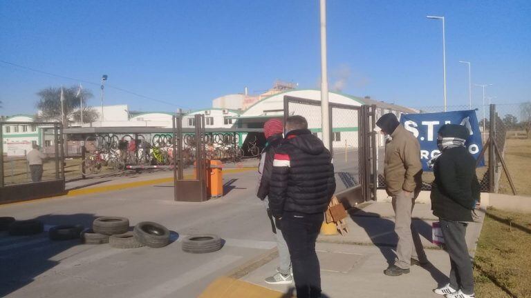 STIA Arroyito continúa la protesta frente a la porteria de Dulcor