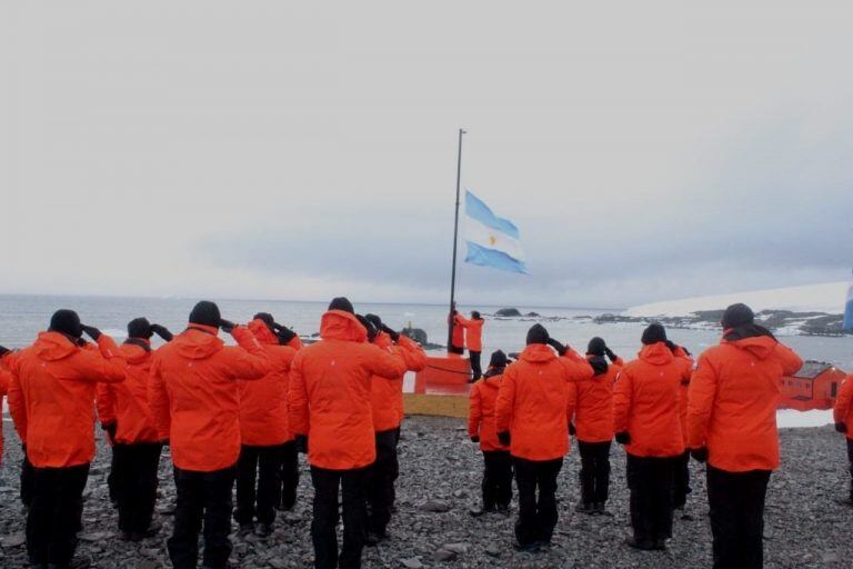 Izado de pabellón en Base Antártica "Esperanza".